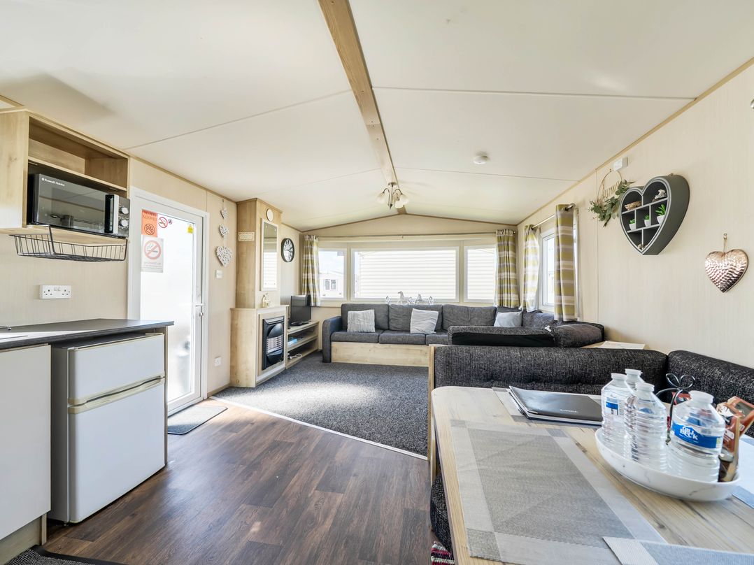 Sleeps 8  Communal Spa Access  Parking