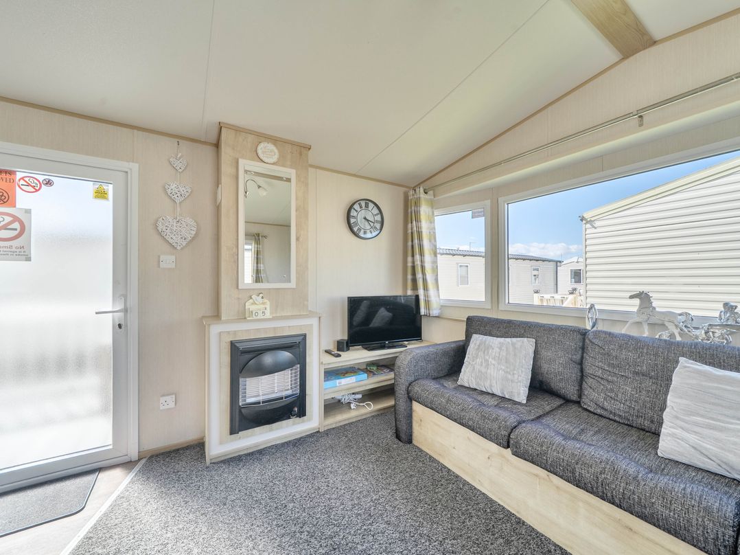 Sleeps 8  Communal Spa Access  Parking