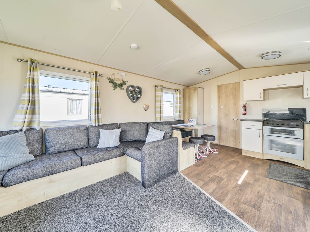 Sleeps 8  Communal Spa Access  Parking