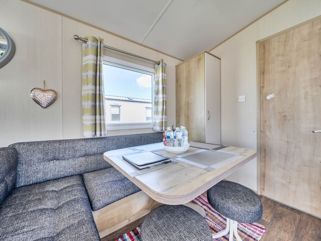 Sleeps 8  Communal Spa Access  Parking