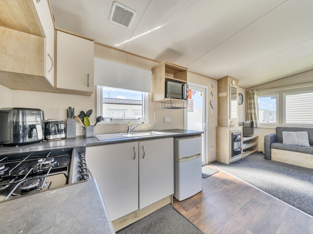 Sleeps 8  Communal Spa Access  Parking