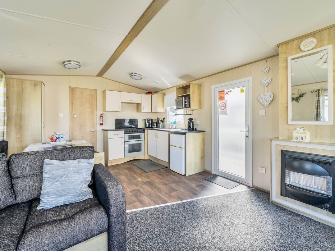 Sleeps 8  Communal Spa Access  Parking