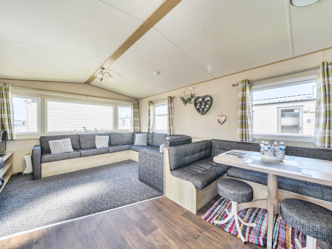 Sleeps 8  Communal Spa Access  Parking