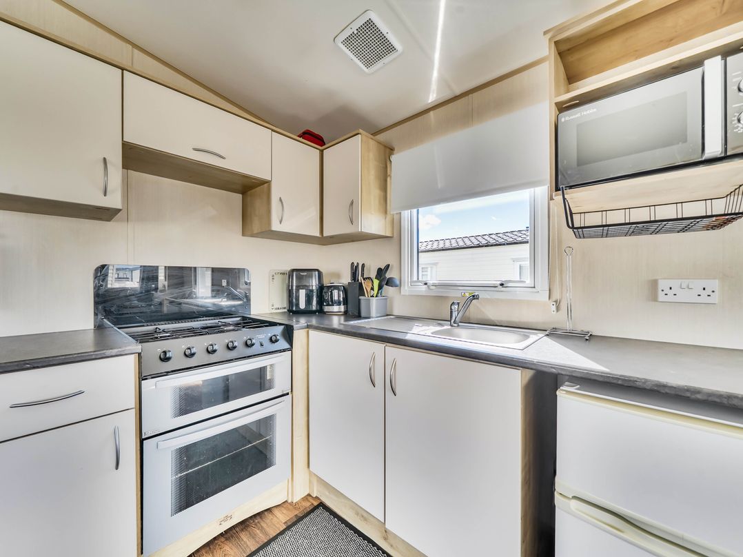 Sleeps 8  Communal Spa Access  Parking