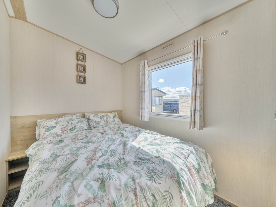 Sleeps 8  Communal Spa Access  Parking