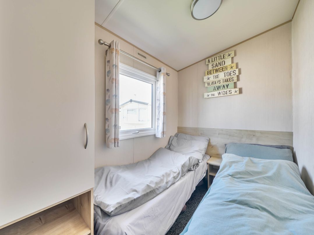 Sleeps 8  Communal Spa Access  Parking