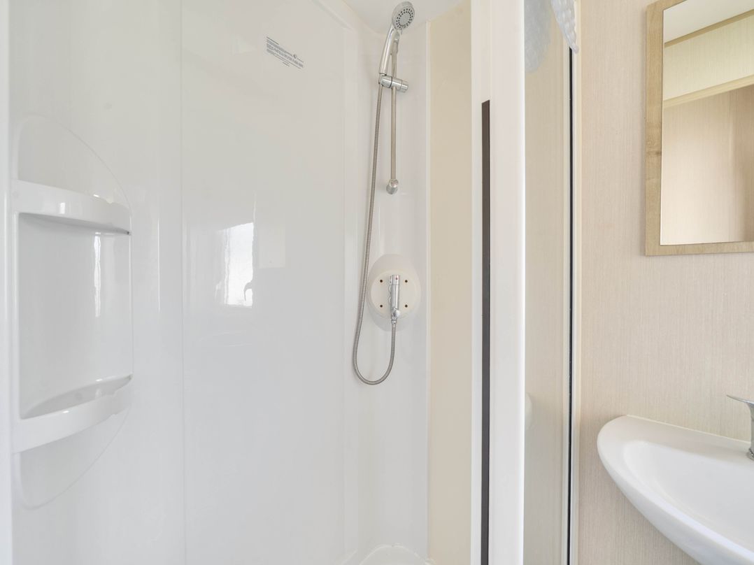 Sleeps 8  Communal Spa Access  Parking