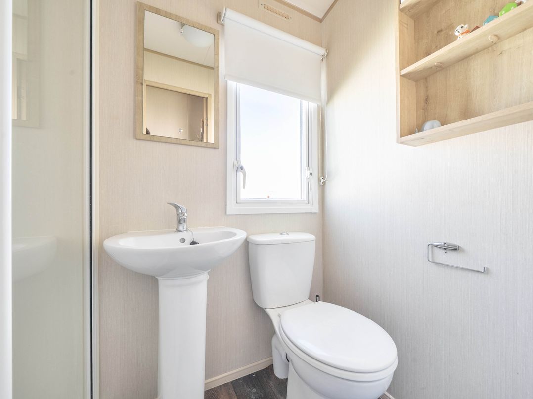 Sleeps 8  Communal Spa Access  Parking