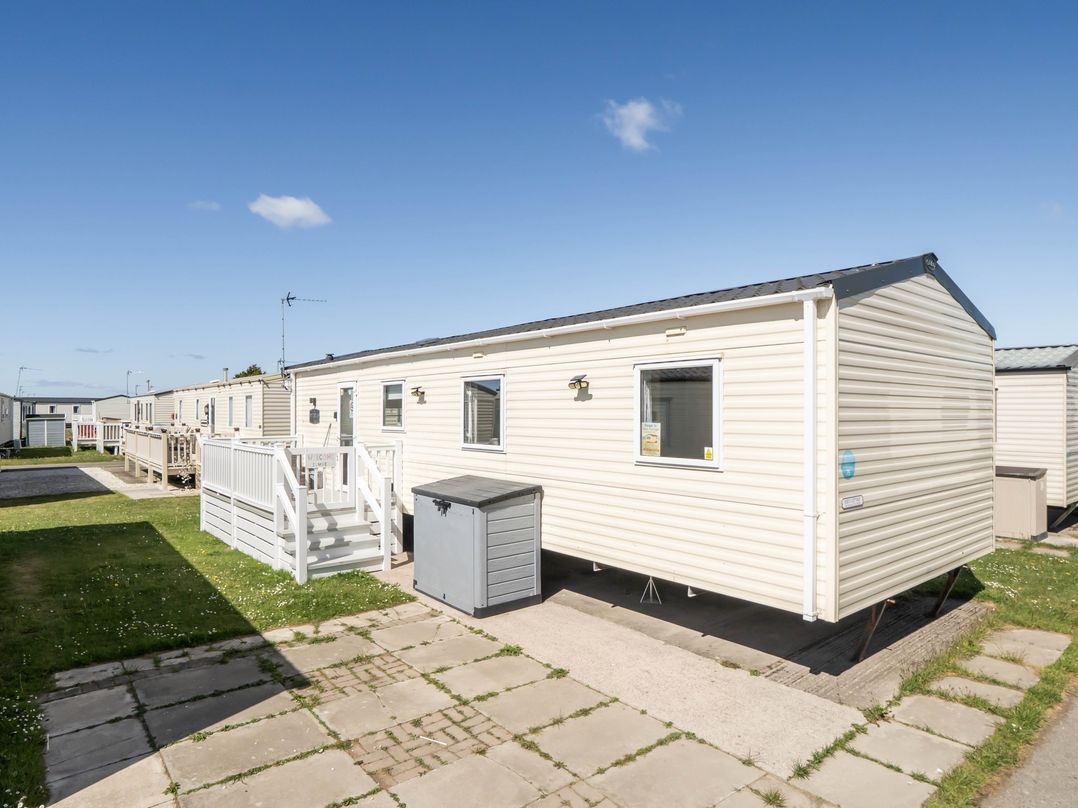 Sleeps 8  Communal Spa Access  Parking