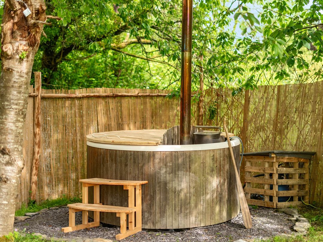 Sleeps 2 - Private Hot Tub - Fire Pit