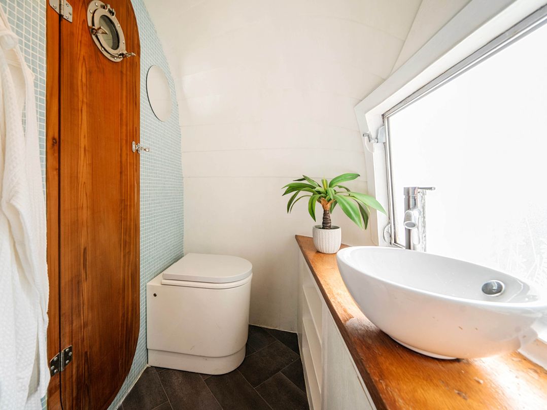 Sleeps 2 - Private Hot Tub - Fire Pit