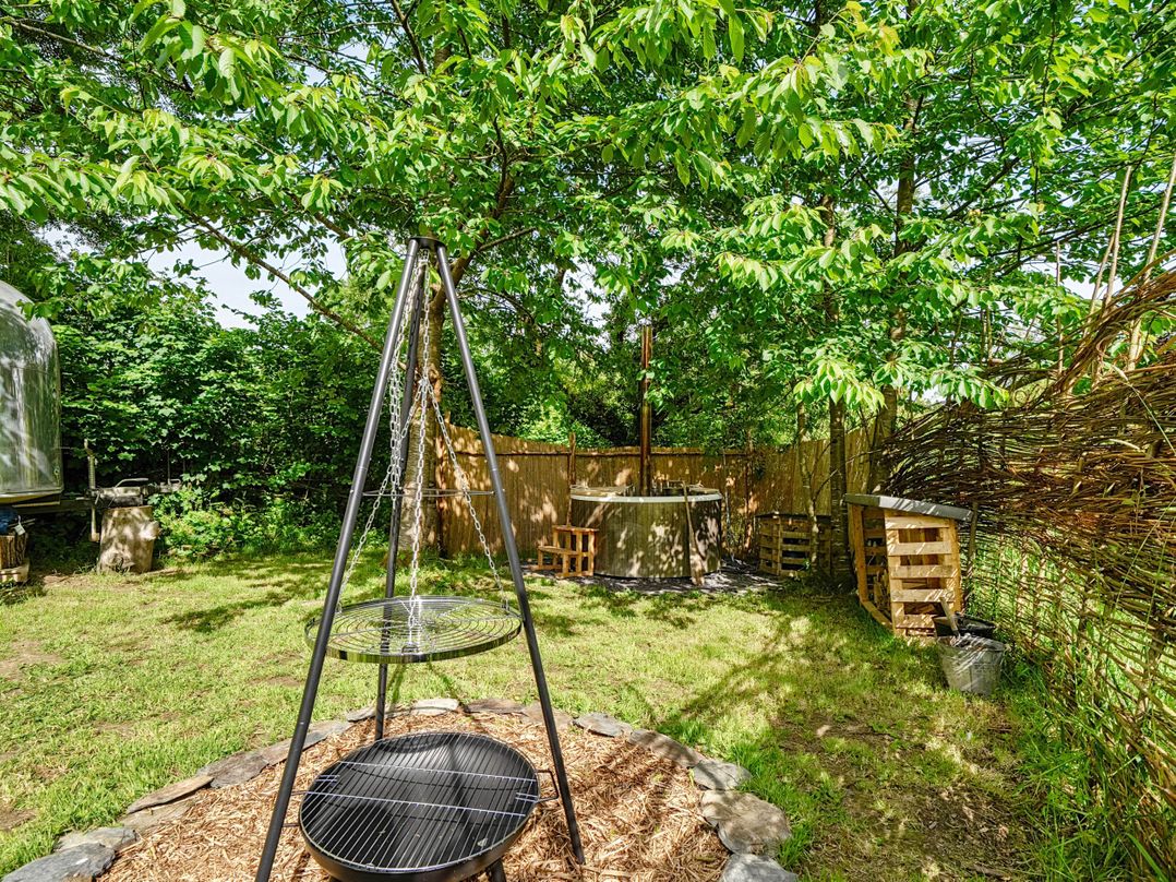 Sleeps 2 - Private Hot Tub - Fire Pit