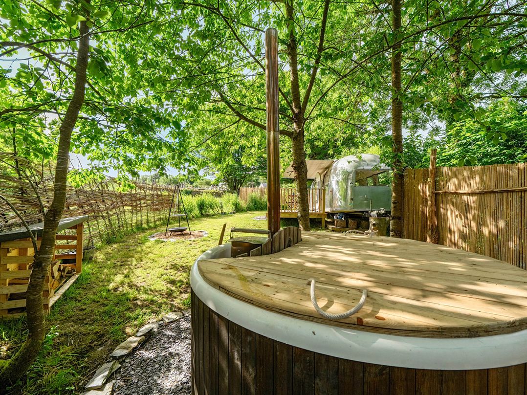 Sleeps 2 - Private Hot Tub - Fire Pit