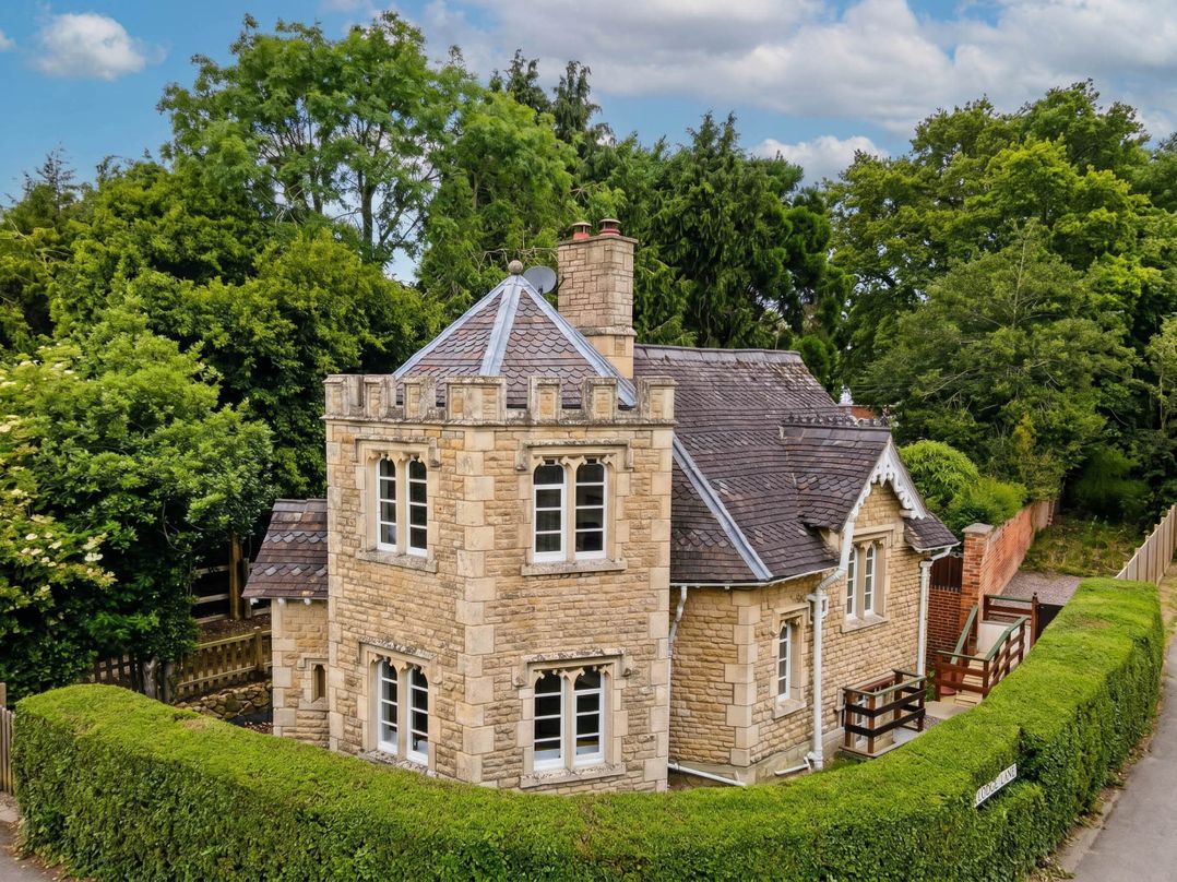Cotswolds Castle Sleeps 8 with Enclosed Garden