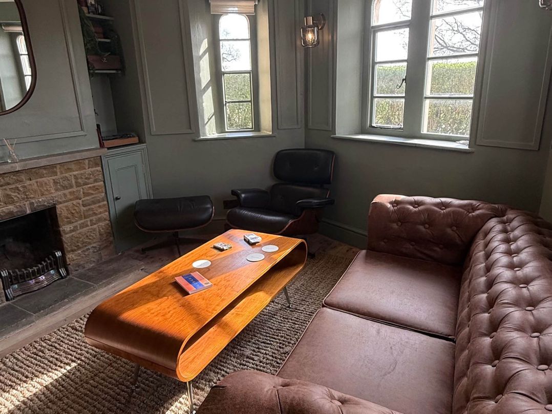 Cotswolds Castle Sleeps 8 with Enclosed Garden