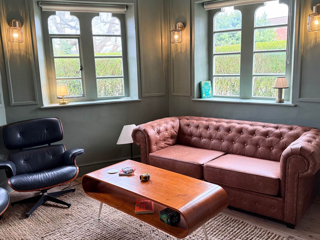 Cotswolds Castle Sleeps 8 with Enclosed Garden