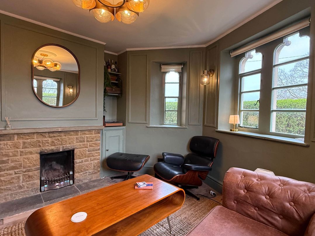 Cotswolds Castle Sleeps 8 with Enclosed Garden
