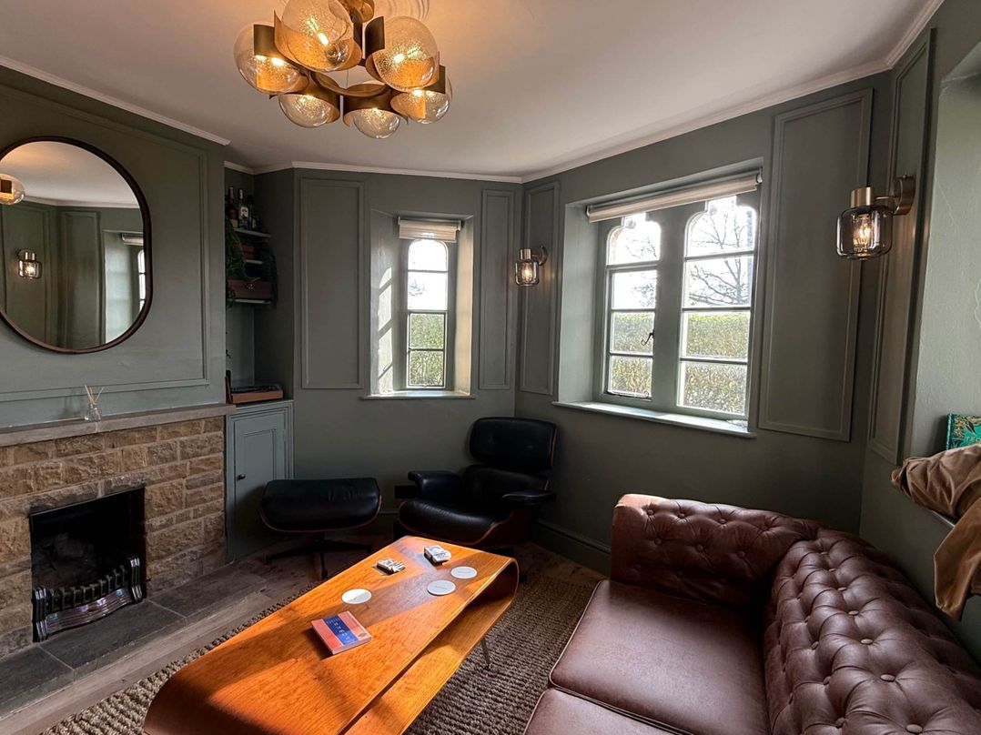 Cotswolds Castle Sleeps 8 with Enclosed Garden