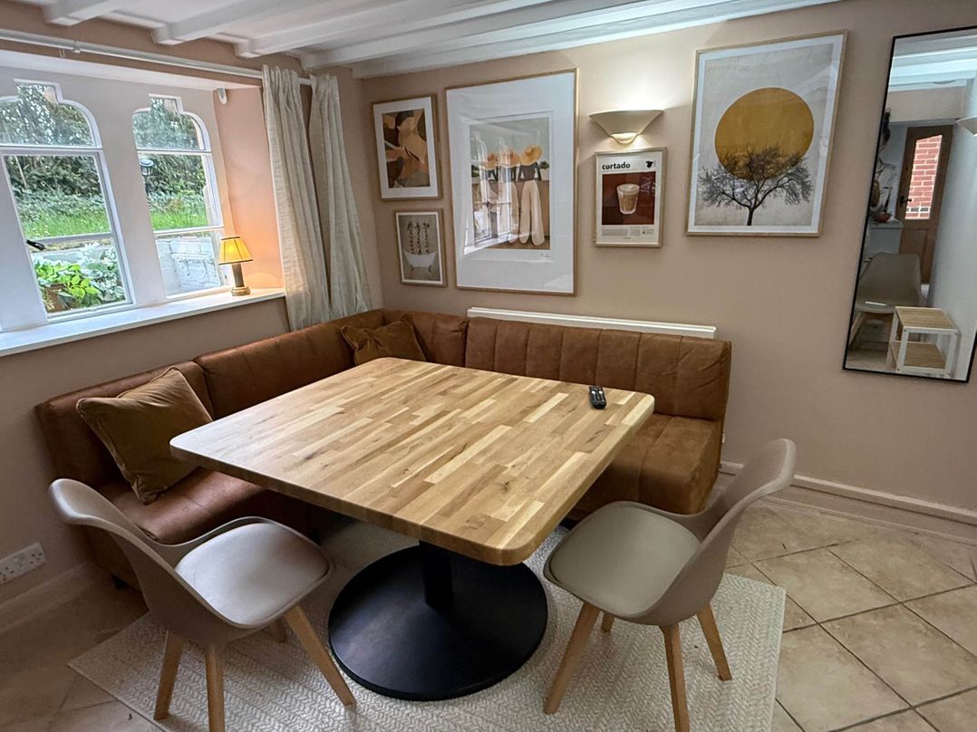 Cotswolds Castle Sleeps 8 with Enclosed Garden