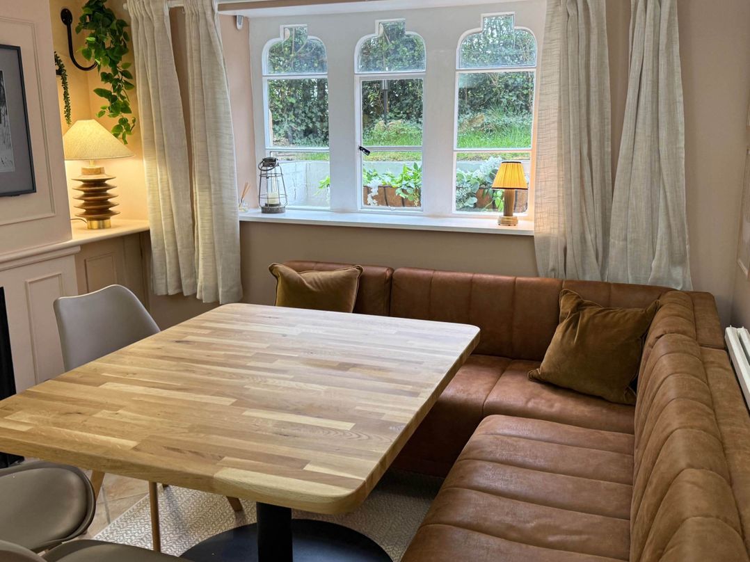 Cotswolds Castle Sleeps 8 with Enclosed Garden