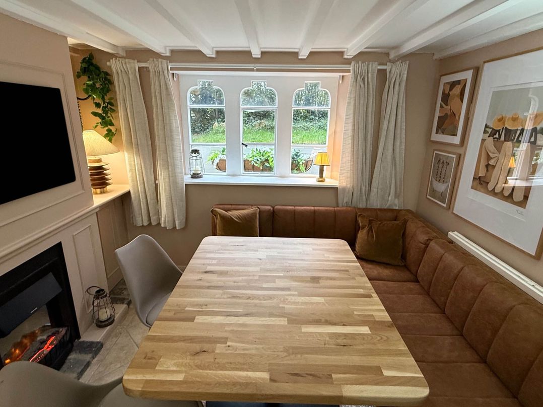 Cotswolds Castle Sleeps 8 with Enclosed Garden