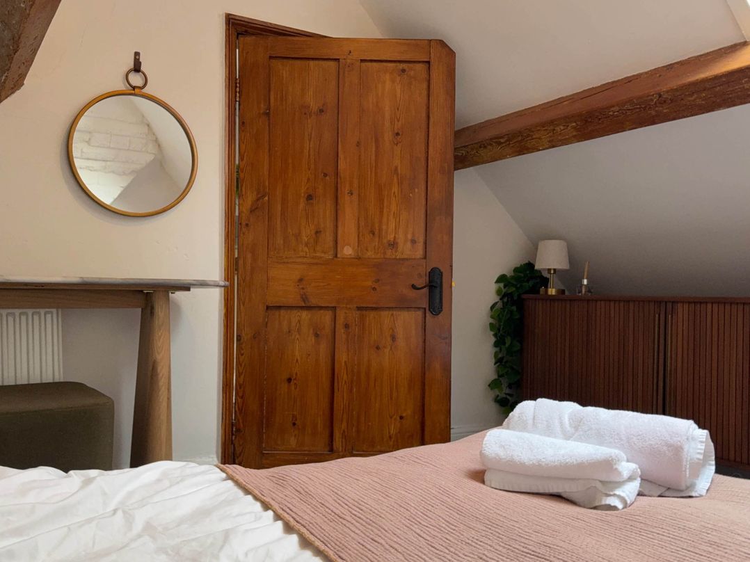 Cotswolds Castle Sleeps 8 with Enclosed Garden
