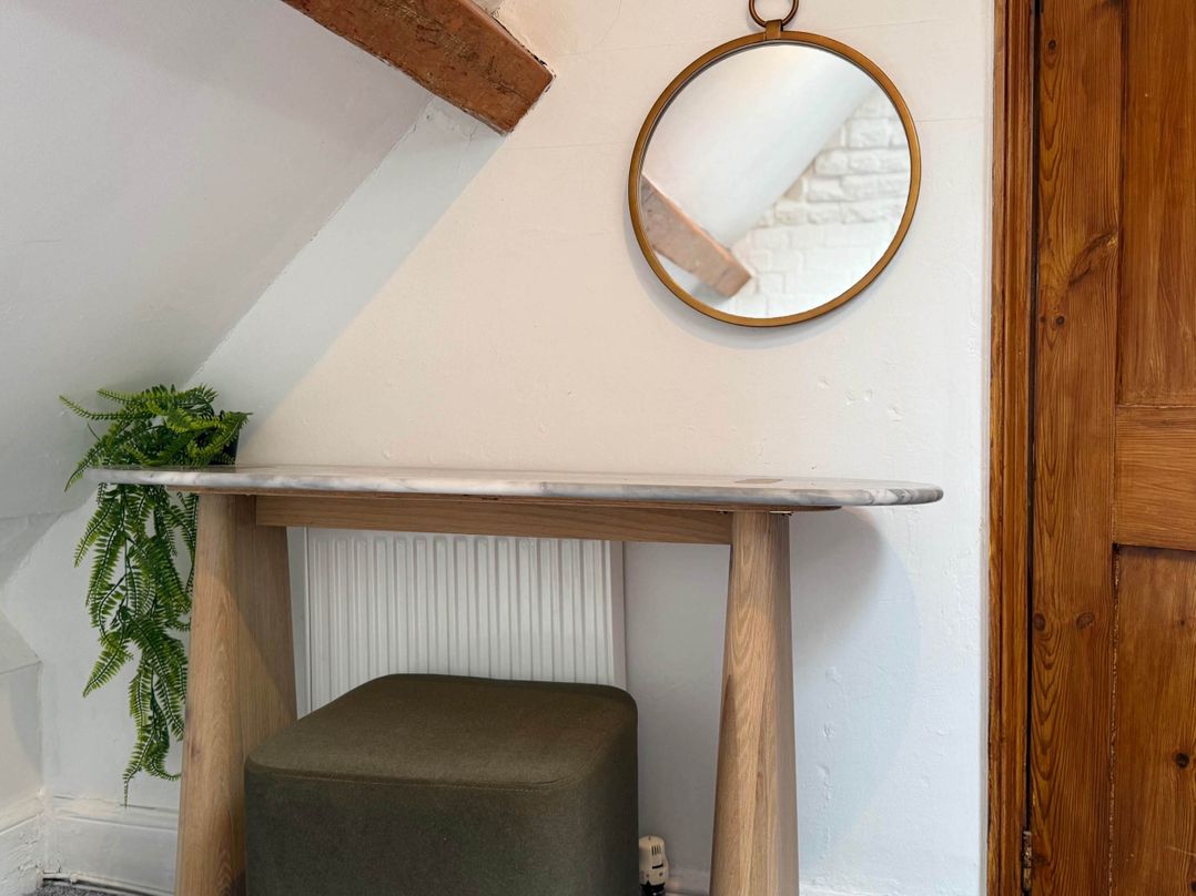 Cotswolds Castle Sleeps 8 with Enclosed Garden