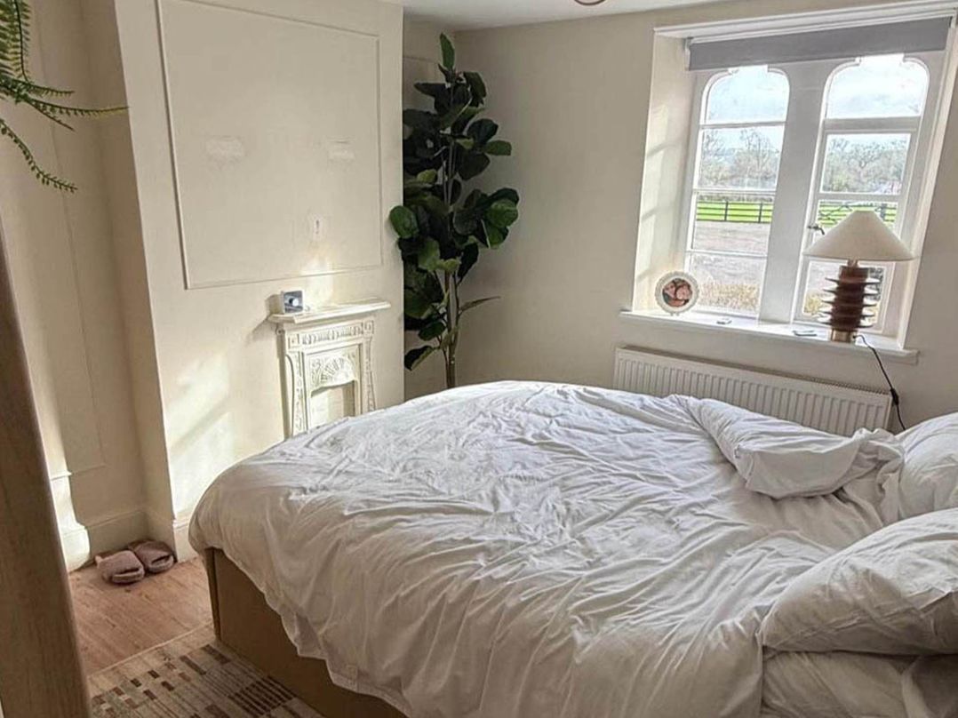 Cotswolds Castle Sleeps 8 with Enclosed Garden