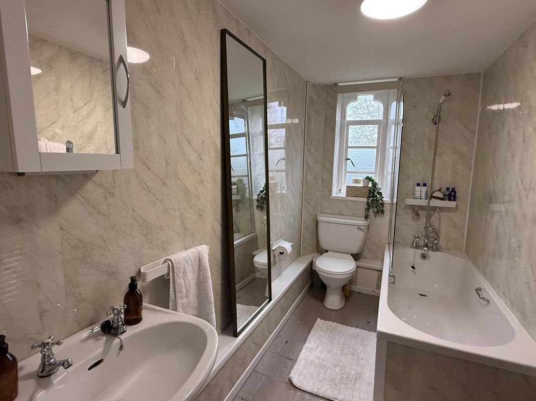 Cotswolds Castle Sleeps 8 with Enclosed Garden