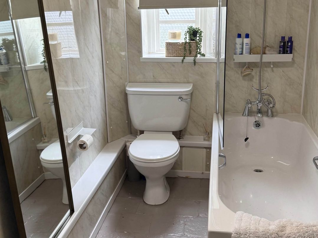 Cotswolds Castle Sleeps 8 with Enclosed Garden