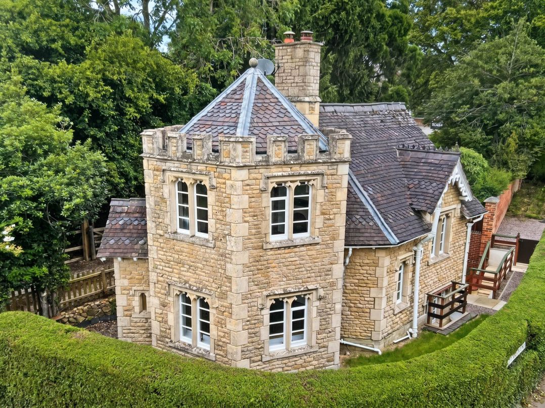 Cotswolds Castle Sleeps 8 with Enclosed Garden