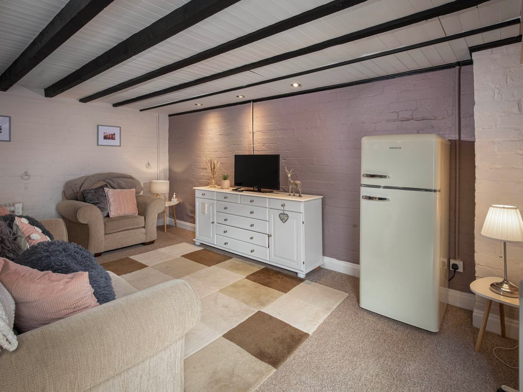 Cottage Sleeps 4 Pet Friendly Garden By Beach