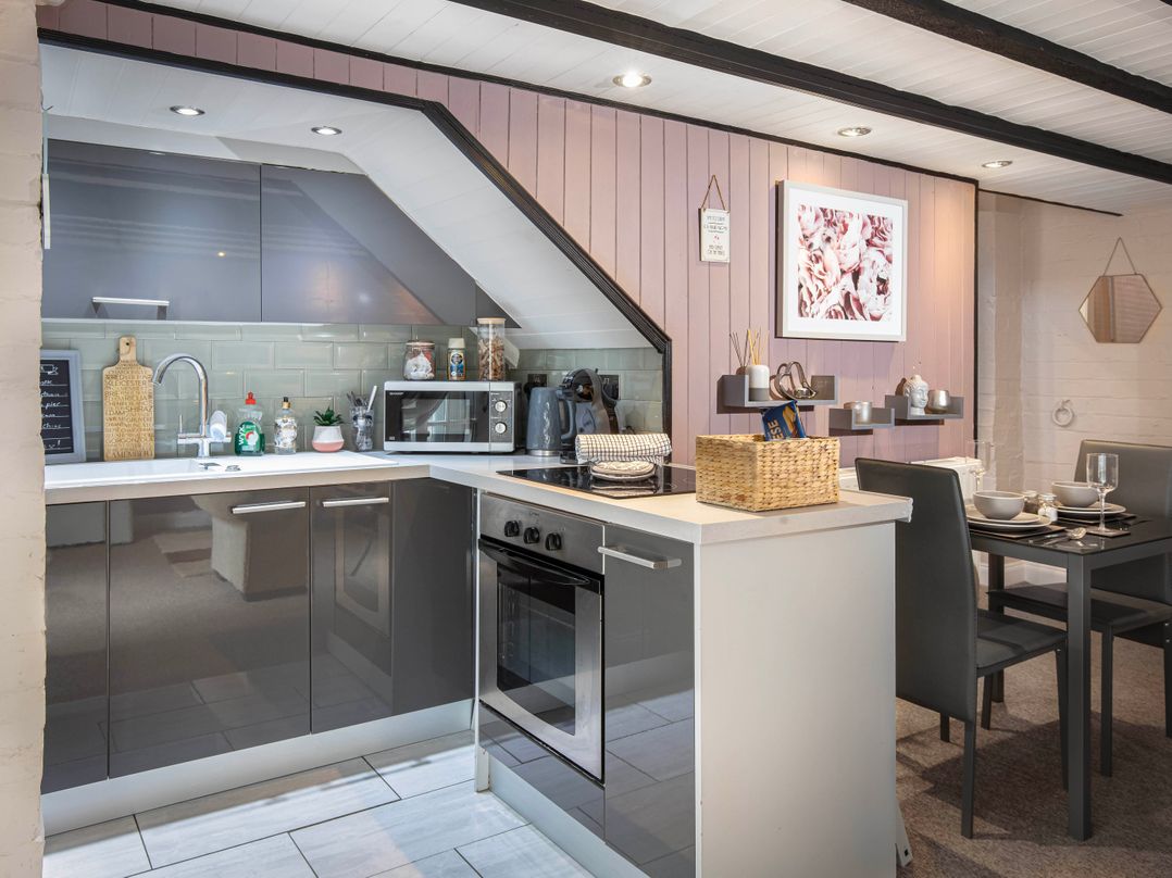 Cottage Sleeps 4 Pet Friendly Garden By Beach
