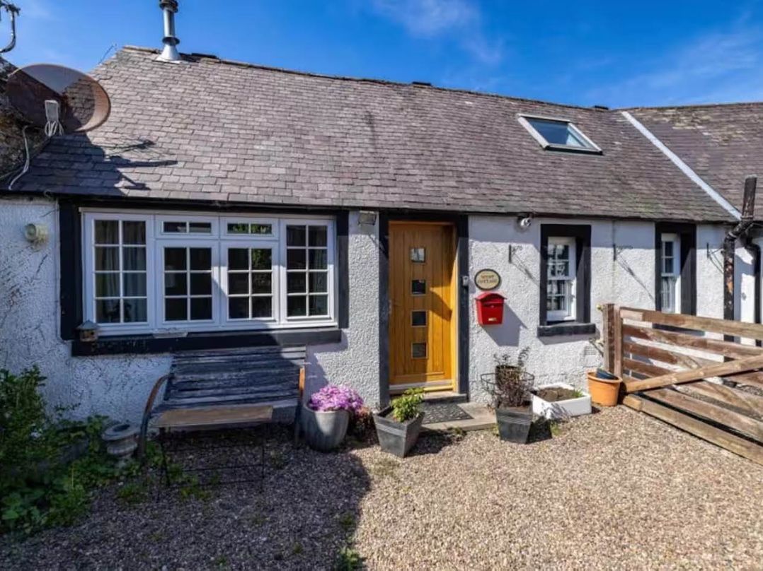 2 Bed Cottage Sleeps 4  Parking Wifi