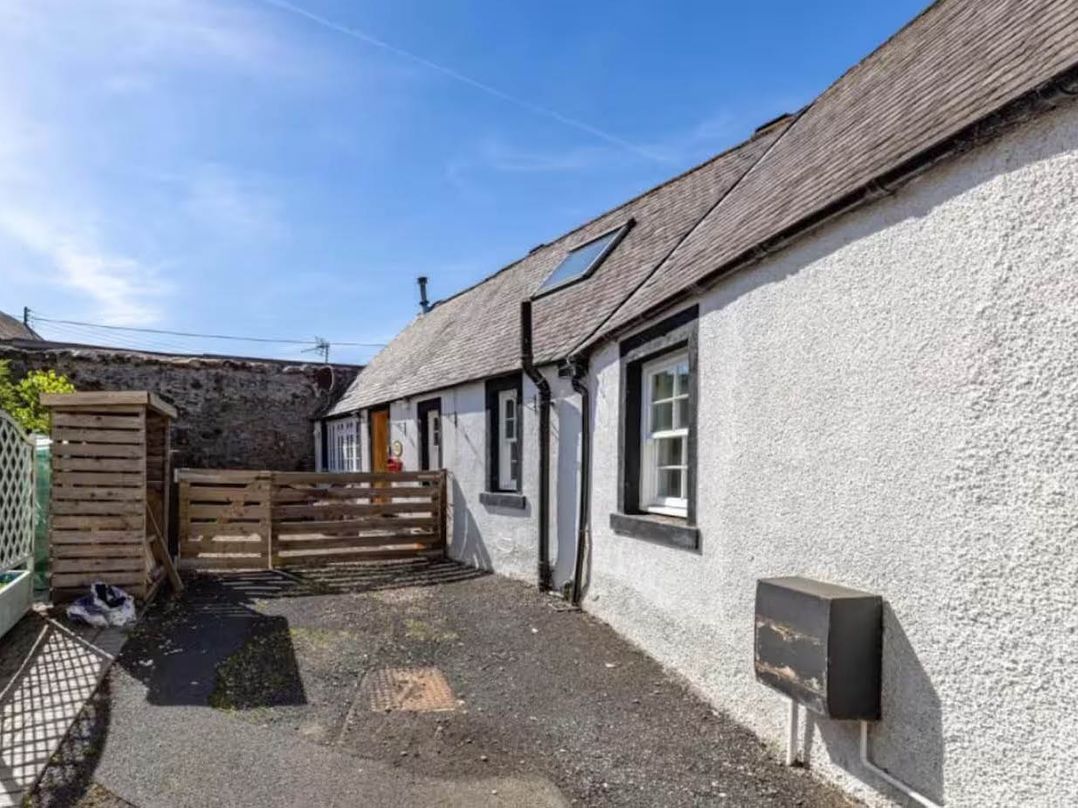 2 Bed Cottage Sleeps 4  Parking Wifi