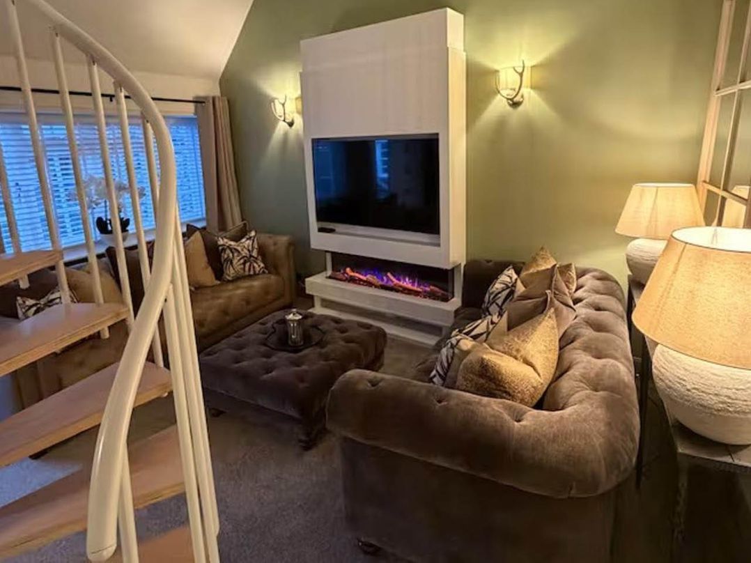 2 Bed Cottage Sleeps 4  Parking Wifi