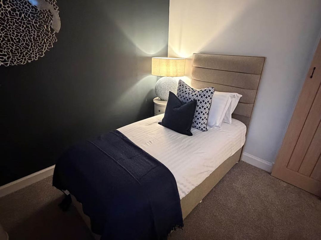 2 Bed Cottage Sleeps 4  Parking Wifi