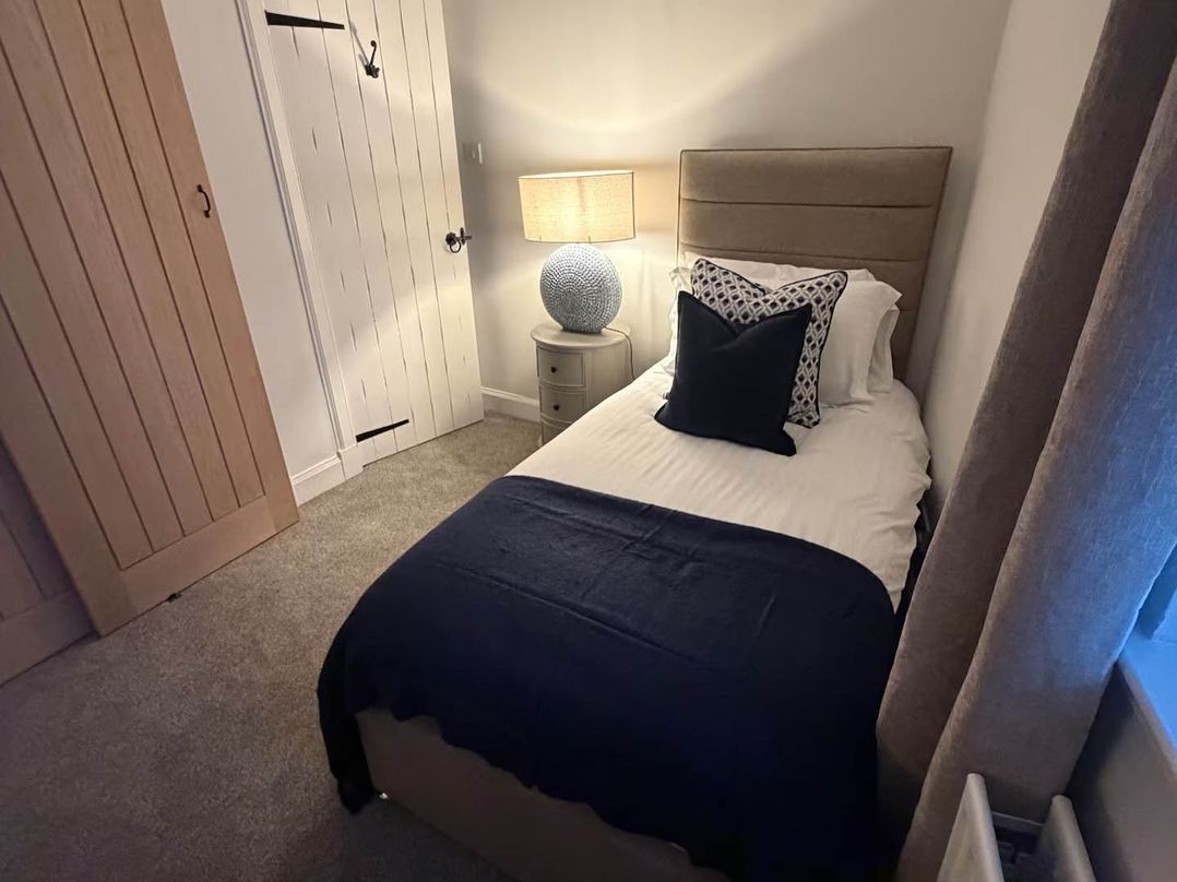2 Bed Cottage Sleeps 4  Parking Wifi
