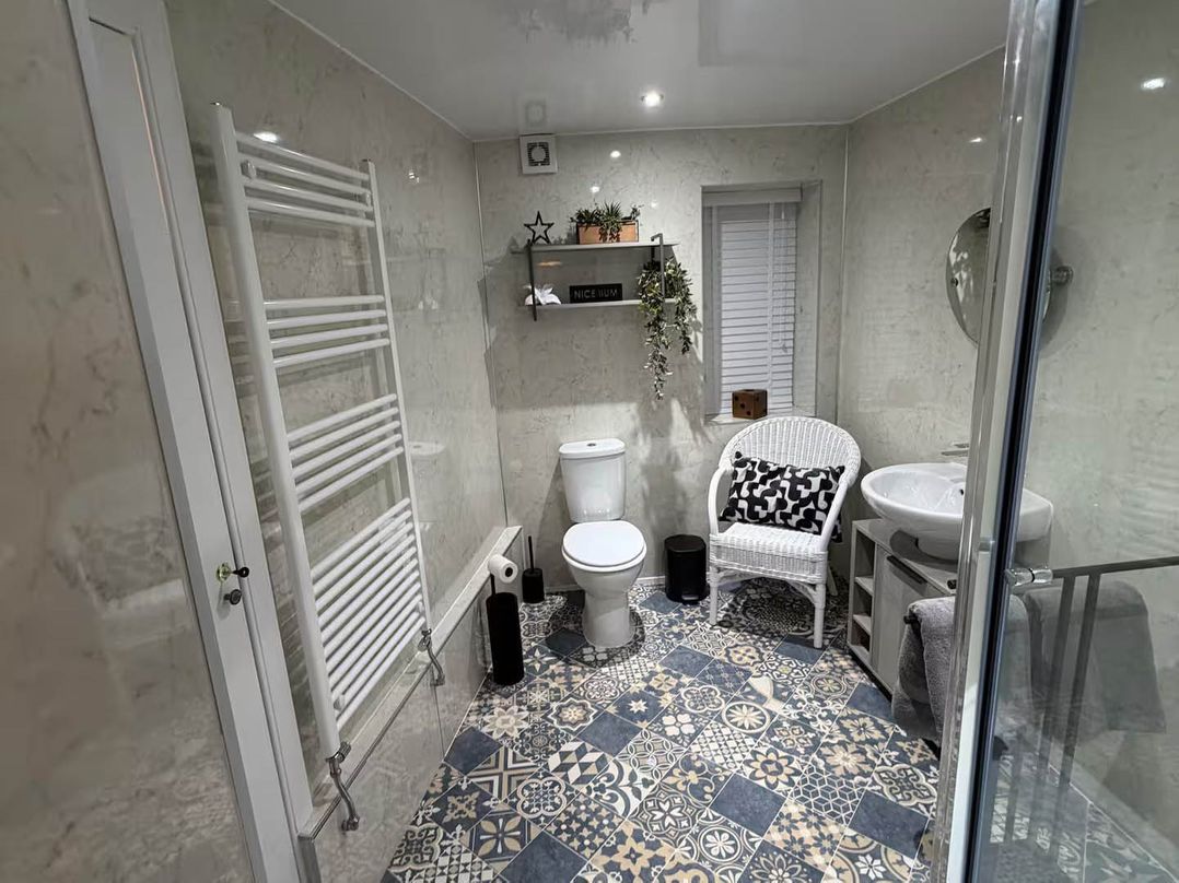 2 Bed Cottage Sleeps 4  Parking Wifi