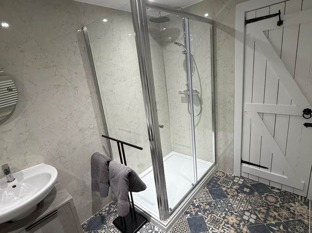 2 Bed Cottage Sleeps 4  Parking Wifi