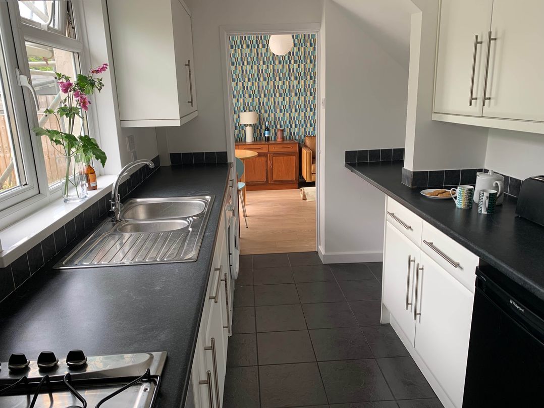 2 Bed Sleeps 4 Parking Pets 10 min walk to Beach
