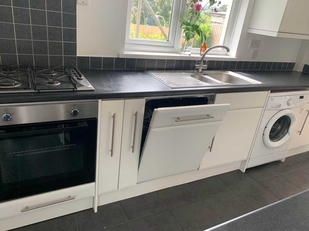 2 Bed Sleeps 4 Parking Pets 10 min walk to Beach