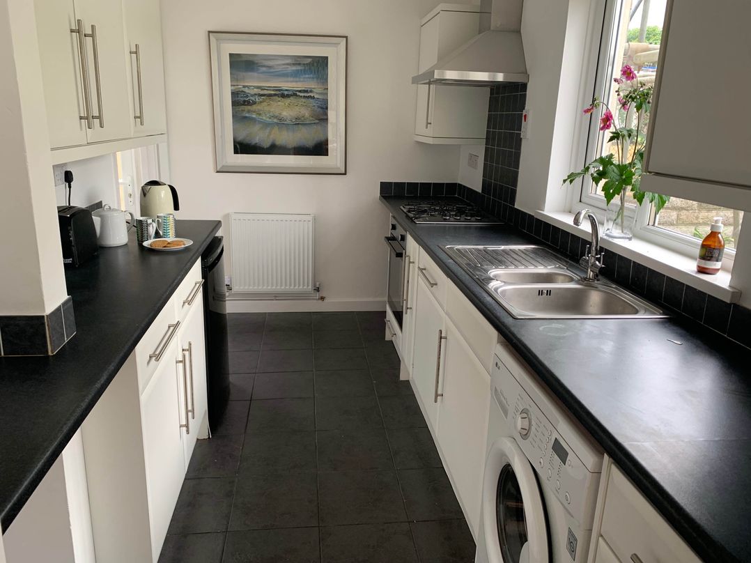 2 Bed Sleeps 4 Parking Pets 10 min walk to Beach