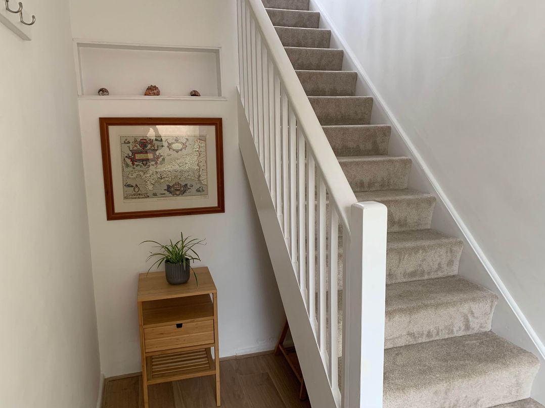 2 Bed Sleeps 4 Parking Pets 10 min walk to Beach
