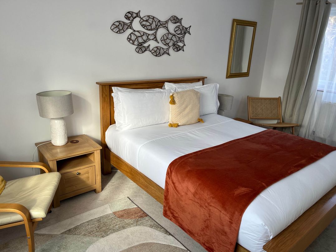 2 Bed Sleeps 4 Parking Pets 10 min walk to Beach