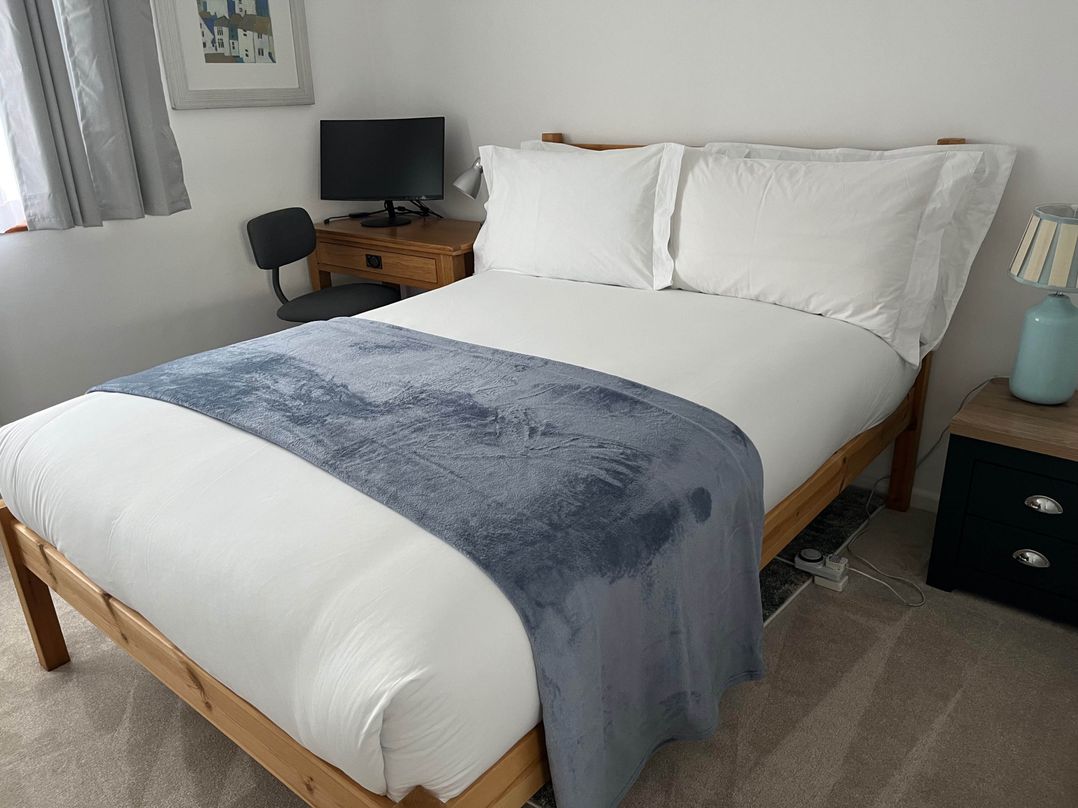 2 Bed Sleeps 4 Parking Pets 10 min walk to Beach