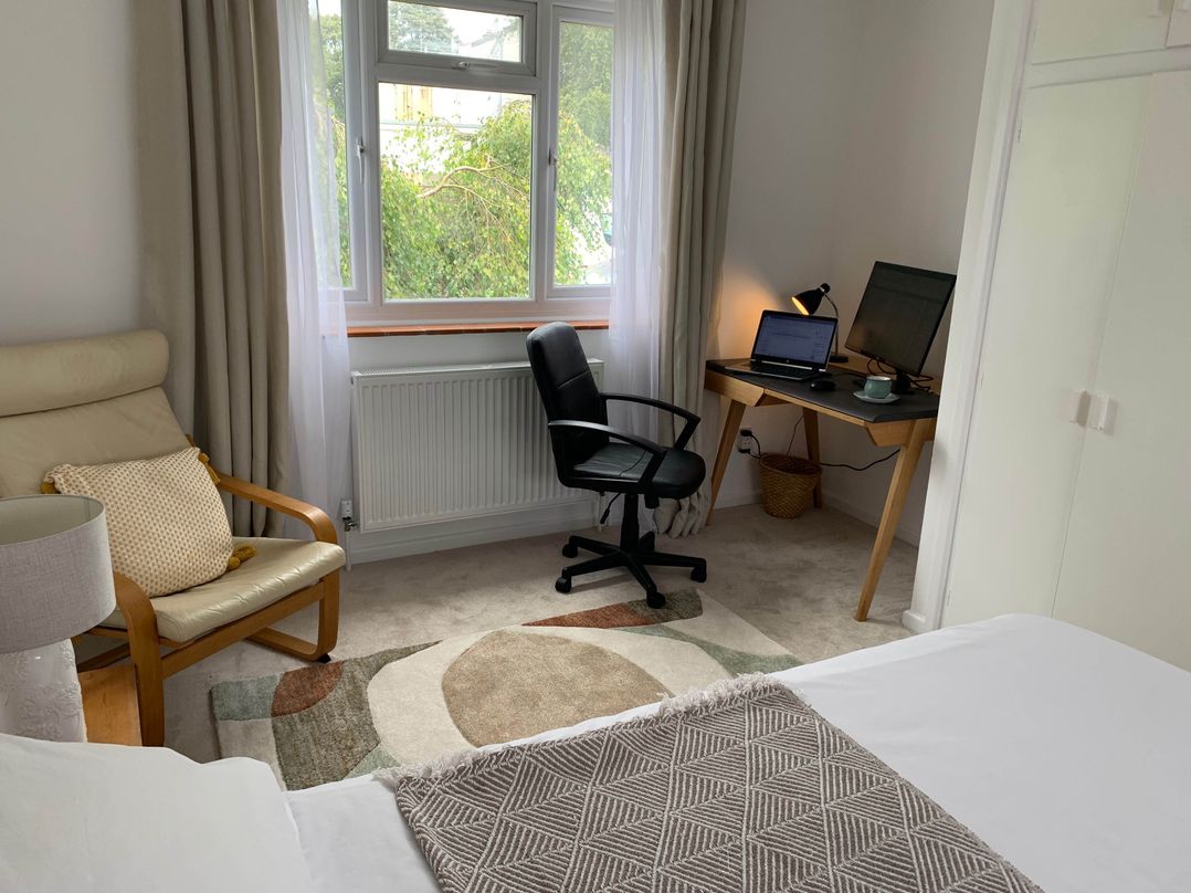 2 Bed Sleeps 4 Parking Pets 10 min walk to Beach