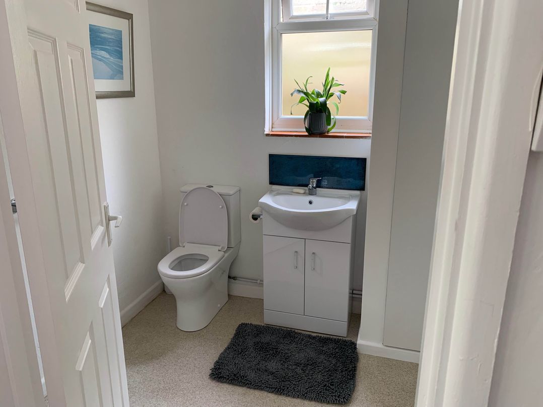 2 Bed Sleeps 4 Parking Pets 10 min walk to Beach