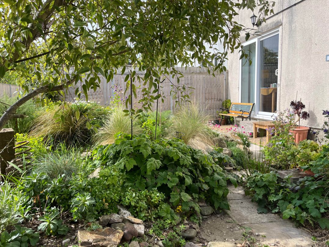 2 Bed Sleeps 4 Parking Pets 10 min walk to Beach