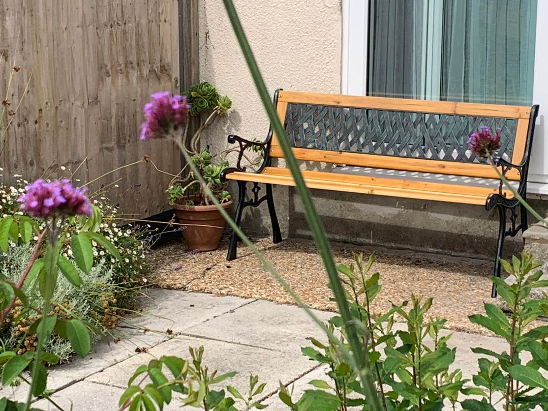 2 Bed Sleeps 4 Parking Pets 10 min walk to Beach